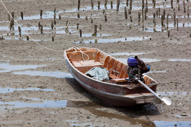 Båt i leran, Thailand fotografering för bildbyråer