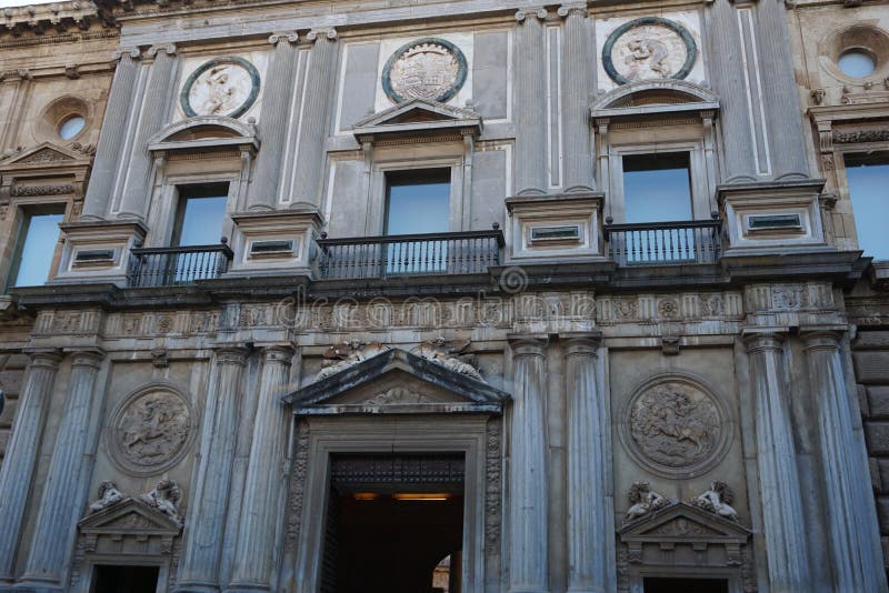 Fasad av den Carlos V slotten i Granada, Spanien. Unik arkitektur ställer in denna slott ifrån varandra, även om först konstruerat i 1527 i Granada, Spanien och var den första kungliga slotten av spanska monarker