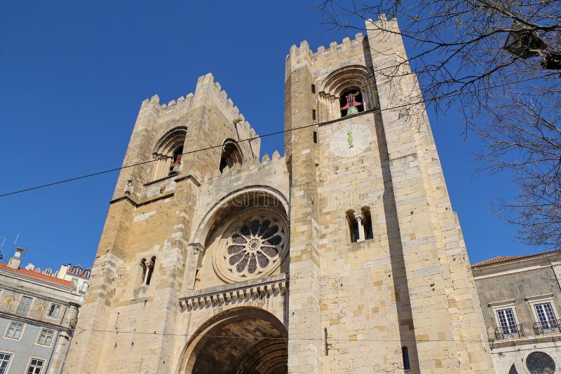 Fasad av den Lissabon domkyrkan, Portugal royaltyfri bild Fasad av den Lissabon domkyrkan, Portugal royaltyfri bild