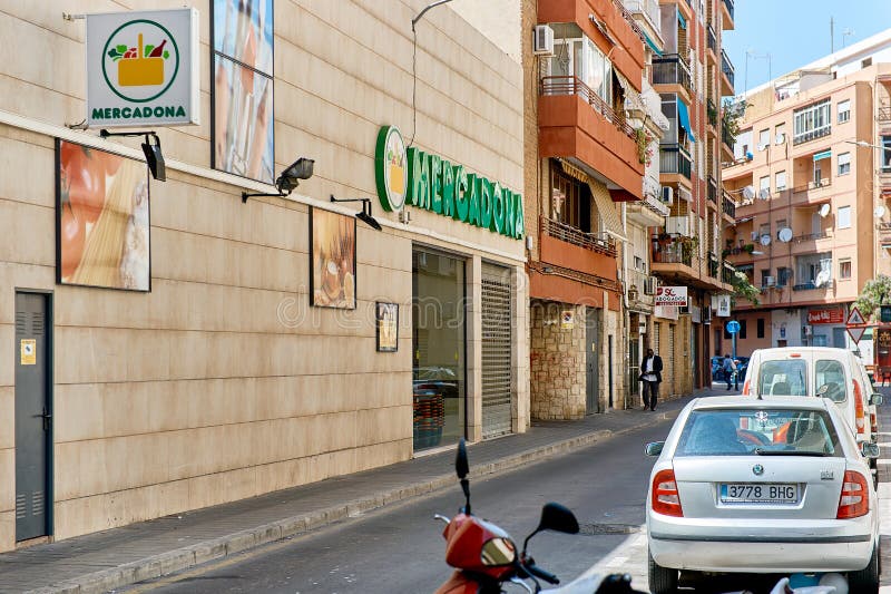 Fasad av den Mercadona stormarknaden arkivbild Fasad av den Mercadona stormarknaden arkivbild