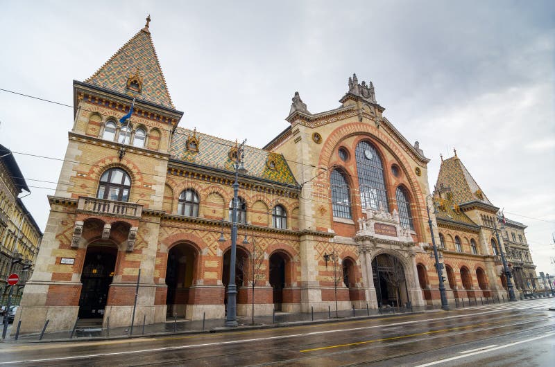 Fasad av den stora saluhallen i Budapest, Ungern arkivfoto Fasad av den stora saluhallen i Budapest, Ungern arkivfoto