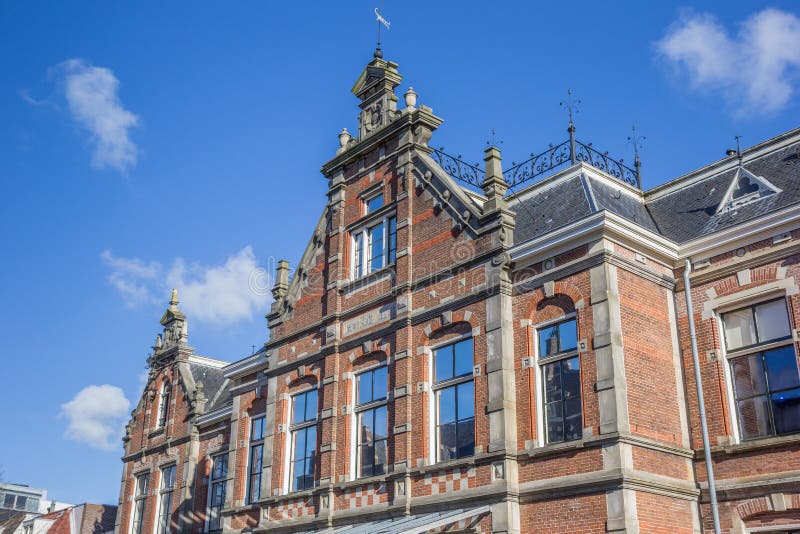 Fasad av det historiska nya barnhemmet i Leeuwarden fotografering för bildbyråer Fasad av det historiska nya barnhemmet i Leeuwarden fotografering för bildbyråer