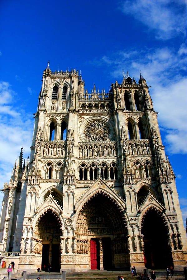 Fasad av domkyrkan på amiens royaltyfria bilder Fasad av domkyrkan på amiens royaltyfria bilder