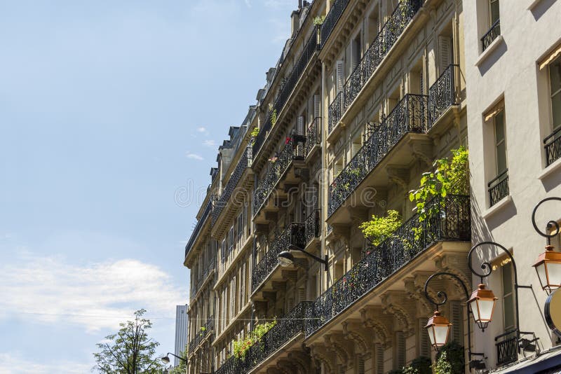 Fasad av en traditionell bosatt byggnad i Paris fotografering för bildbyråer Fasad av en traditionell bosatt byggnad i Paris fotografering för bildbyråer