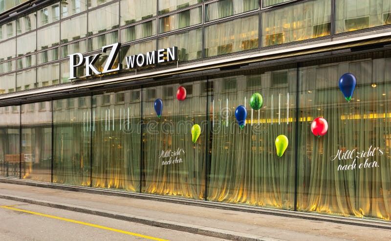 Fasad av ett PKZ-kvinnalager i staden av Zurich, Schweiz fotografering för bildbyråer Fasad av ett PKZ-kvinnalager i staden av Zurich, Schweiz fotografering för bildbyråer