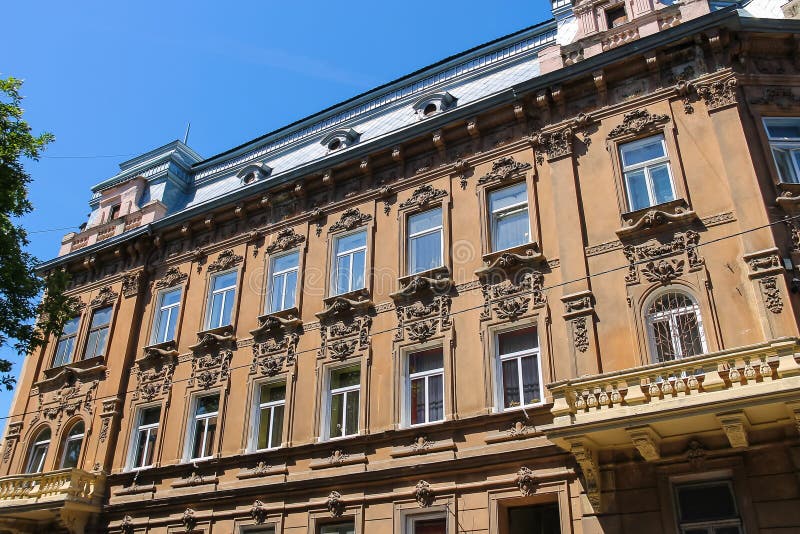 Fasad av gammal byggnad i den historiska stadsmitten Lviv royaltyfri foto Fasad av gammal byggnad i den historiska stadsmitten Lviv royaltyfri foto