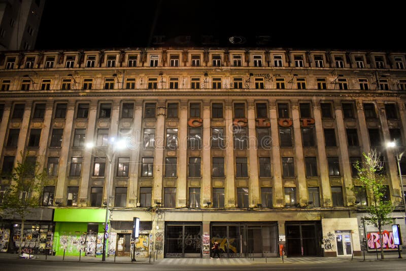 Fasad av stor åldrig kommunistisk byggnad med brutalistarkitektur som överges på den Magheru boulevarden i centrum av den Buchare royaltyfria foton Fasad av stor åldrig kommunistisk byggnad med brutalistarkitektur som överges på den Magheru boulevarden i centrum av den Buchare royaltyfria foton