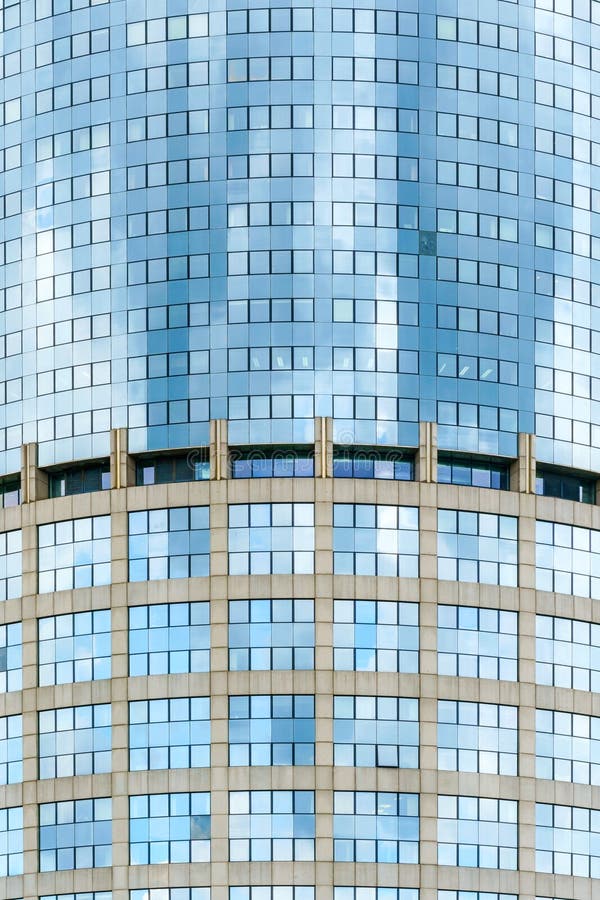 Fasada nowożytny biznesowy drapacz chmur robić szkło i beton fotografia royalty free Fasada nowożytny biznesowy drapacz chmur robić szkło i beton fotografia royalty free