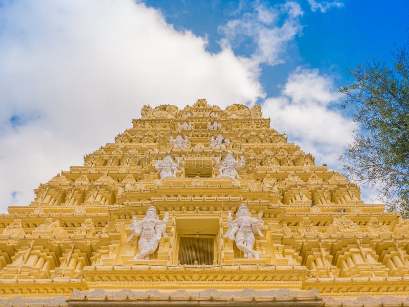 Fasada Shri Chamundeshwari świątynia w Mysore, India zdjęcie stock Fasada Shri Chamundeshwari świątynia w Mysore, India zdjęcie stock