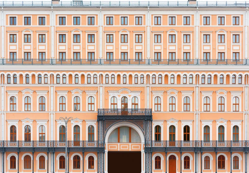 Fasaden av den gamla härliga byggnaden Windows och balkong royaltyfria foton Fasaden av den gamla härliga byggnaden Windows och balkong royaltyfria foton