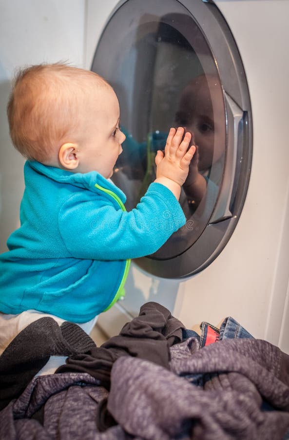 Petit Enfant Garçon Méconnaissable Chargeant Une Machine À Laver