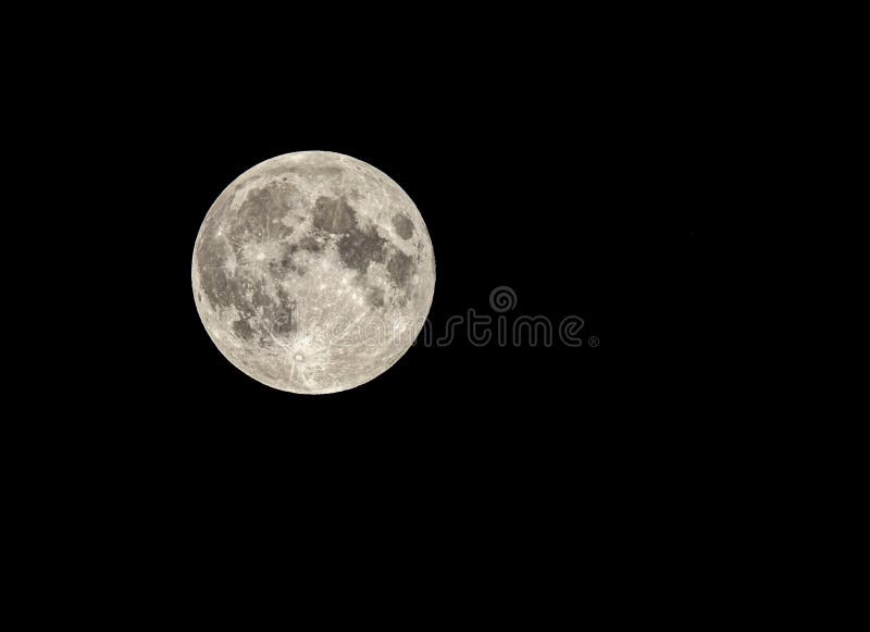  Fascinante Y Hermosa Luna Llena Brillando En La Oscuridad Grande Para Fondos De Pantalla Foto de archivo