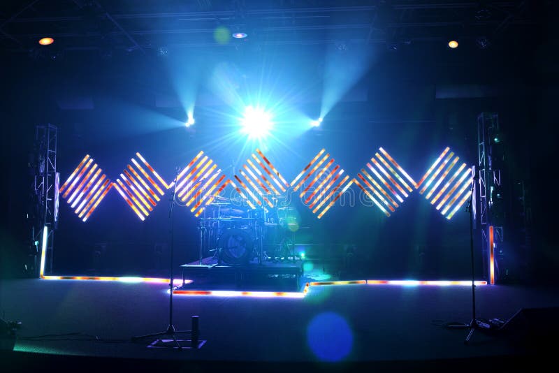 Fase di musica con l'inondazione e gli indicatori luminosi del LED fotografia stock Fase di musica con l'inondazione e gli indicatori luminosi del LED fotografia stock