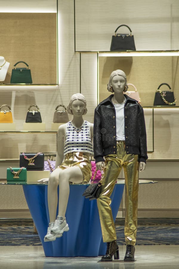 Mannequins At Boutique Louis Vuitton In Singapore Stock Photo