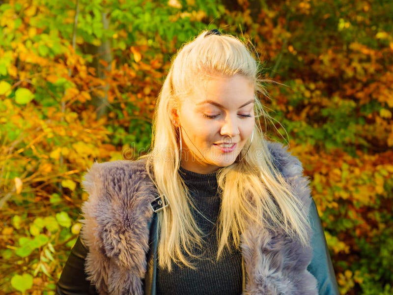Fashion-kvinna i höstparken royaltyfria foton