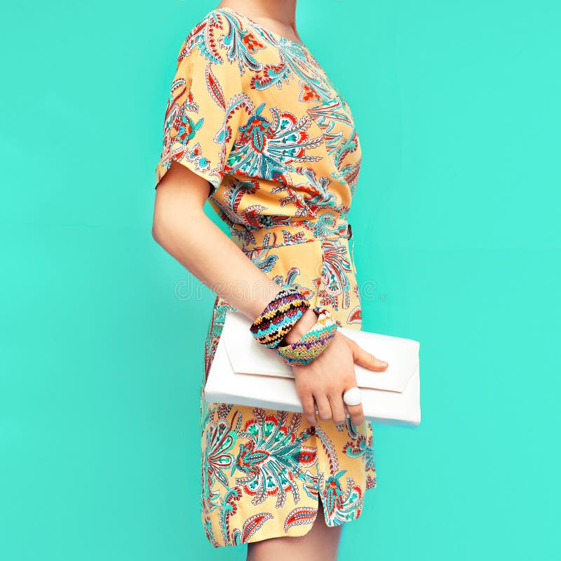 fashion ladyen strandstil Kläder för semestrar Klänning med st royaltyfri bild fashion ladyen strandstil Kläder för semestrar Klänning med st royaltyfri bild