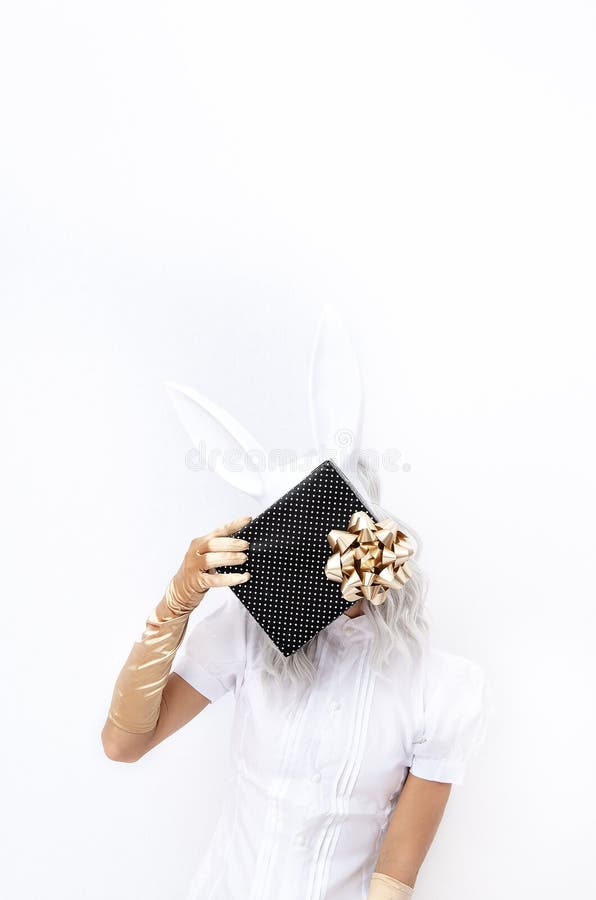 Fashion Magic Rabbit Lady i vitt utrymme - vinterjulklapp Minimal modefetiv jul/nyår.