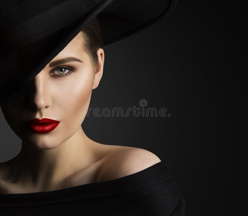 Moda belleza retrato, elegante una mujer en negro un sombrero, hermoso dama labios ojos hacer arriba.