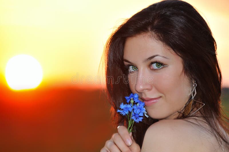 Moda sul tramonto ciuffo da blu fiori.