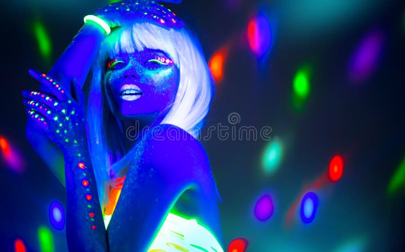 Fashion-modellkvinna som dansar i neonljus, disconattklubb Snygg dansarmodell flicka färglös lysande fluorescerande konfektion royaltyfri fotografi