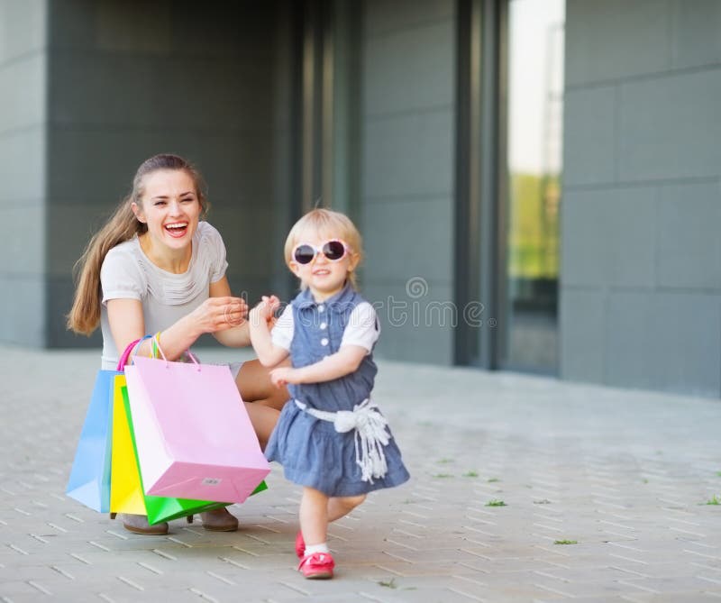 Moda-monger bambino su di shopping con la mamma di indossare occhiali.