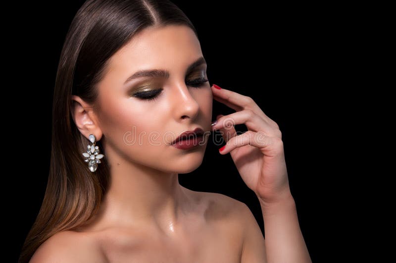 Fashionable portrait of a girl model. Fashion, accessories, evening wet effect makeup. stock photography Fashionable portrait of a girl model. Fashion, accessories, evening wet effect makeup. stock photography