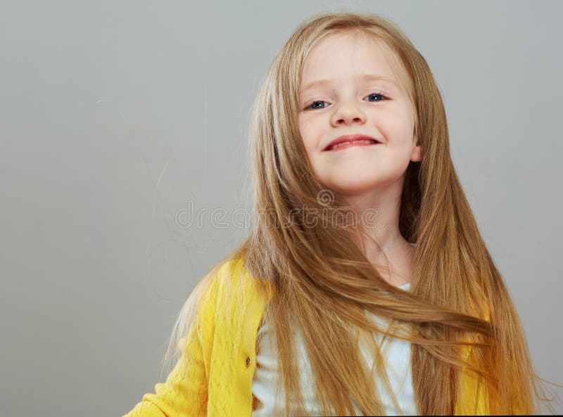 Fashon projektuje dziewczyny z długim blondynka włosy portretem Odosobnione szarość obrazy stock Fashon projektuje dziewczyny z długim blondynka włosy portretem Odosobnione szarość obrazy stock