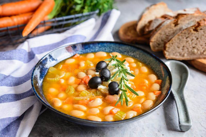 Griechische Bohnensuppe Mit Feta Und Oliven Stockfoto - Bild von kraut ...