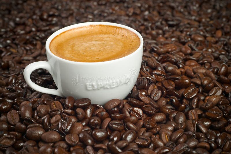 Fasoli filiżanki kawa espresso ranek piec zdjęcia stock