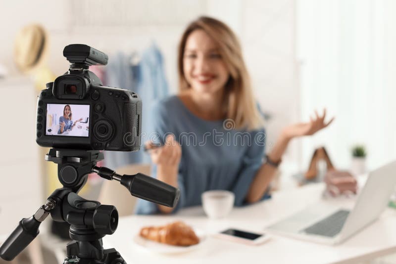 Fasonuje blogger magnetofonowego wideo indoors, ostrość na kamera pokazie zdjęcia royalty free Fasonuje blogger magnetofonowego wideo indoors, ostrość na kamera pokazie zdjęcia royalty free