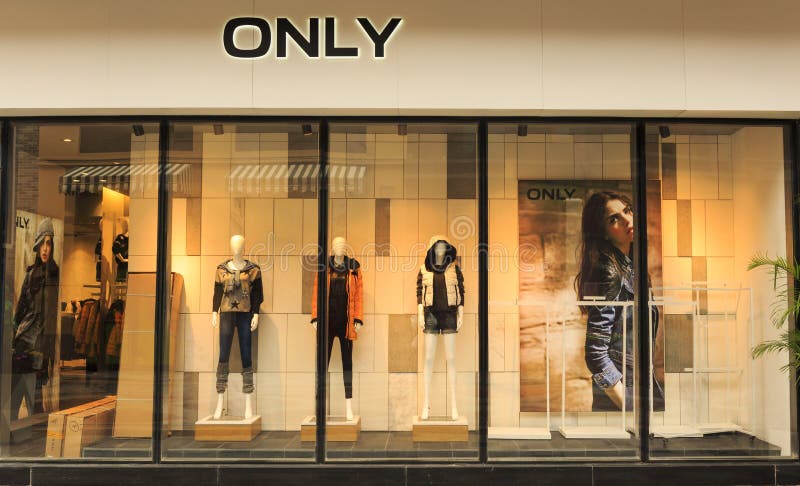 Fasonuje butika pokazu okno z mannequins, sklep sprzedaży okno, przód sklepowy okno obraz stock Fasonuje butika pokazu okno z mannequins, sklep sprzedaży okno, przód sklepowy okno obraz stock