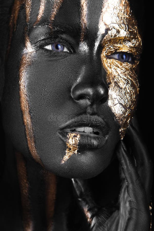 Fasonuje portret ciemnoskóra dziewczyna z złocistym makijażem Piękno Twarz