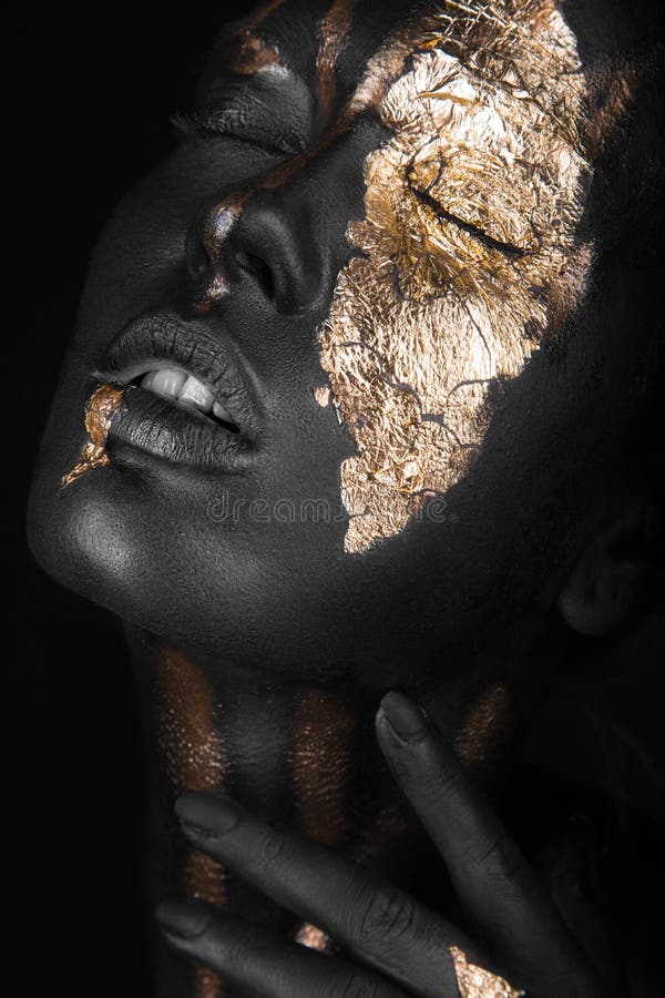 Fasonuje portret ciemnoskóra dziewczyna z złocistym makijażem Piękno Twarz
