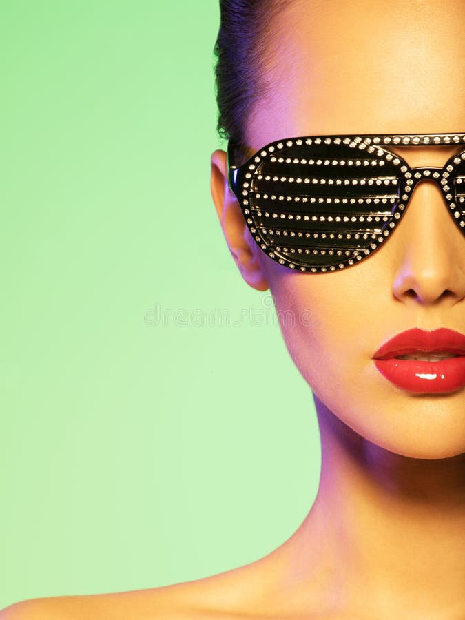Fasonuje portret jest ubranym czarnych okulary przeciwsłonecznych z strass kobieta zdjęcie stock Fasonuje portret jest ubranym czarnych okulary przeciwsłonecznych z strass kobieta zdjęcie stock