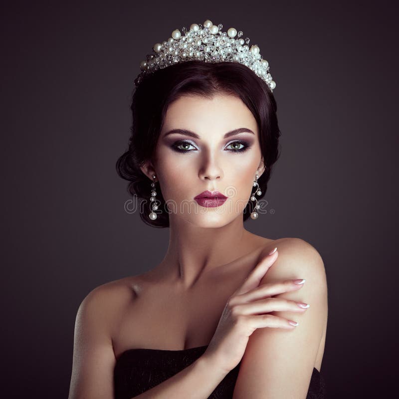 Fasonuje portret piękna kobieta z tiarą na głowie fotografia royalty free Fasonuje portret piękna kobieta z tiarą na głowie fotografia royalty free
