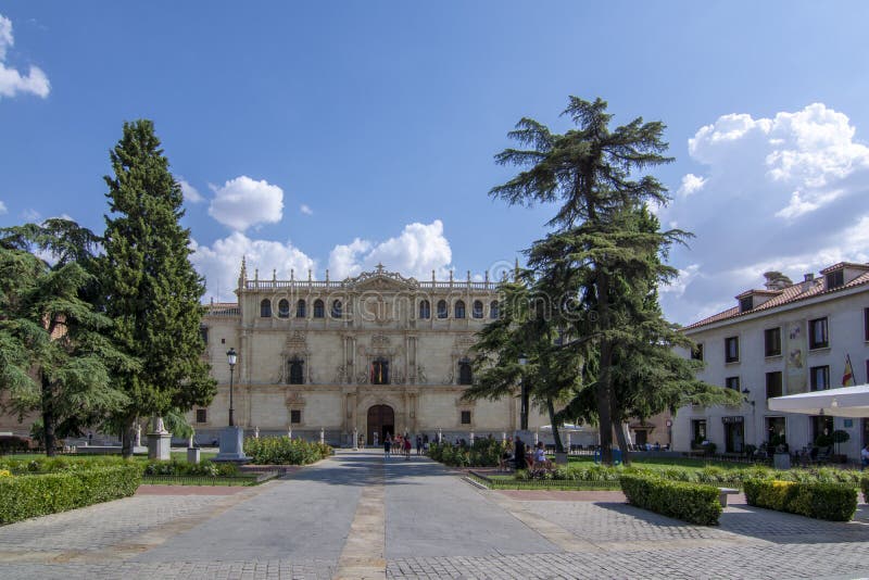 Fassade der Universität und des historischen Bezirks von Alcala de Henares, stockfotos Fassade der Universität und des historischen Bezirks von Alcala de Henares, stockfotos