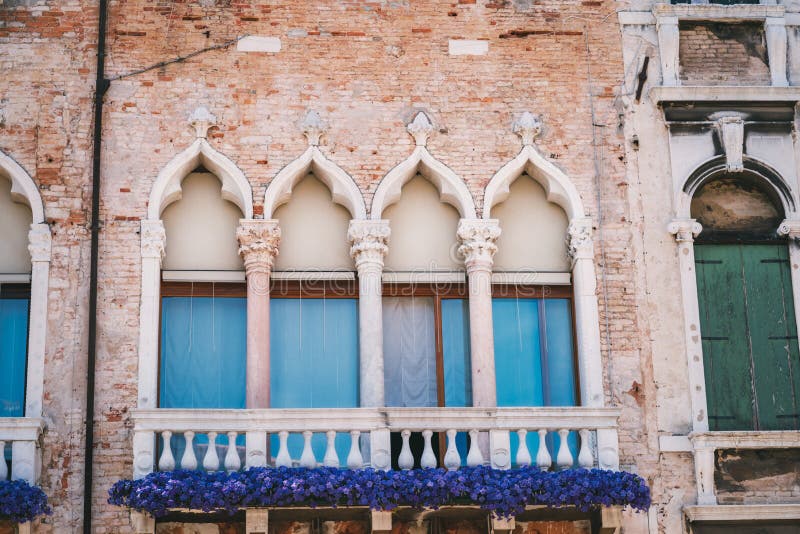 Fassade des alten Hauses mit Fenstern auf der Straße in Venedig Italien lizenzfreies stockfoto Fassade des alten Hauses mit Fenstern auf der Straße in Venedig Italien lizenzfreies stockfoto