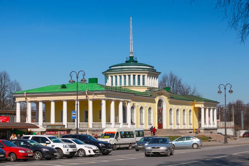Fassade des Bahnhofsgebäudes in Pavlovsk, Russland stockbild Fassade des Bahnhofsgebäudes in Pavlovsk, Russland stockbild