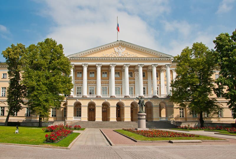 Fassade des Smolny Institute und der Lenin-Statue St Petersburg, Russland lizenzfreie stockbilder Fassade des Smolny Institute und der Lenin-Statue St Petersburg, Russland lizenzfreie stockbilder