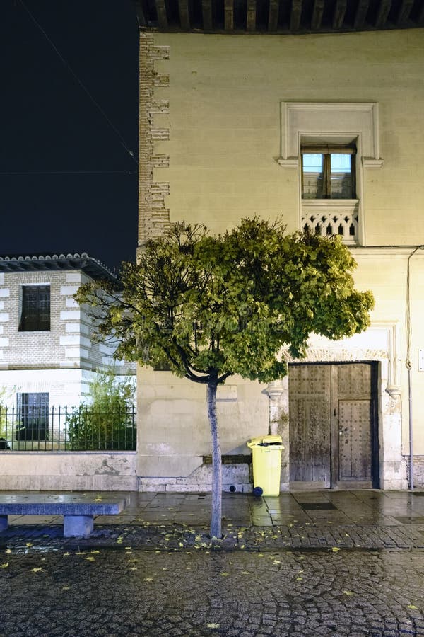 Fassade einer alten Kirche mit einem Baum in der Front gelegen in lizenzfreies stockfoto Fassade einer alten Kirche mit einem Baum in der Front gelegen in lizenzfreies stockfoto