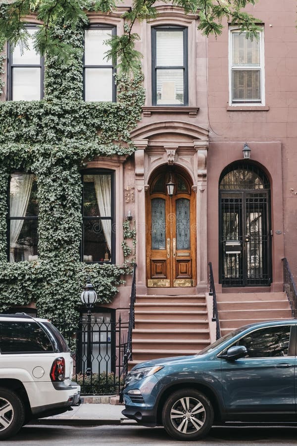 Fassade eines typischen New- Yorkhauses mit einem krummen Rücken, Parkplatz draußen lizenzfreie stockbilder Fassade eines typischen New- Yorkhauses mit einem krummen Rücken, Parkplatz draußen lizenzfreie stockbilder