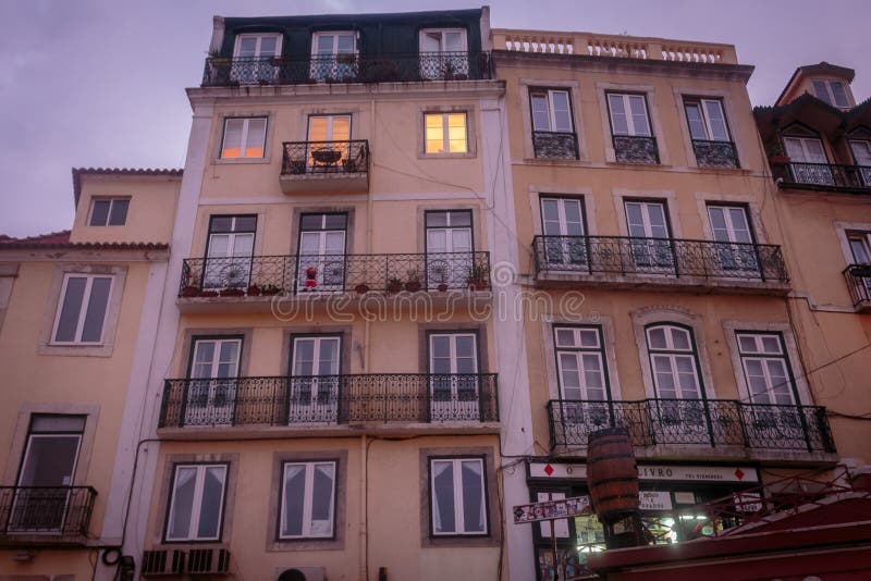 Fassade typisch von den Altbauten von Lissabon stockbild Fassade typisch von den Altbauten von Lissabon stockbild