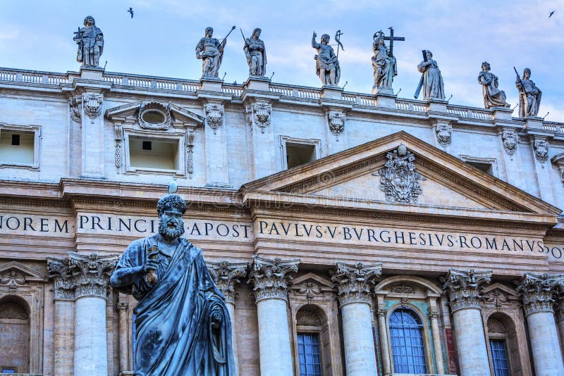 Fassaden-Status-St- Peter` s Basilika befestigt Statue Vatikan Rom Italien lizenzfreie stockfotografie Fassaden-Status-St- Peter` s Basilika befestigt Statue Vatikan Rom Italien lizenzfreie stockfotografie