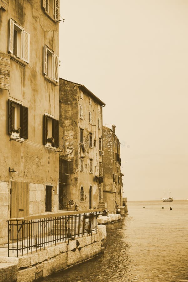 Fassaden von Häusern, stehendes Meerwasser mit hölzernen Fensterläden der alten Stadt Anziehungskräfte im Retrostil, Weinlese ton lizenzfreie stockbilder Fassaden von Häusern, stehendes Meerwasser mit hölzernen Fensterläden der alten Stadt Anziehungskräfte im Retrostil, Weinlese ton lizenzfreie stockbilder