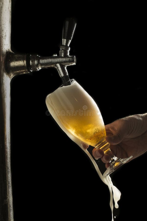 Fassbier läuft vom Glas über stockfoto Fassbier läuft vom Glas über stockfoto