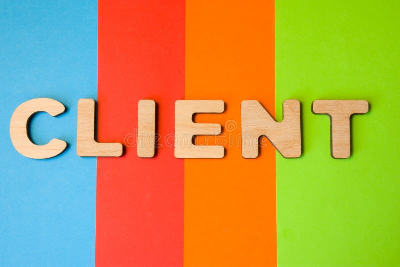 Fassen Sie Kunden von großen hölzernen Buchstaben auf farbigem Hintergrund von 4 Farben ab: blau, orange, Rot und Grün Konzept de lizenzfreies stockfoto Fassen Sie Kunden von großen hölzernen Buchstaben auf farbigem Hintergrund von 4 Farben ab: blau, orange, Rot und Grün Konzept de lizenzfreies stockfoto