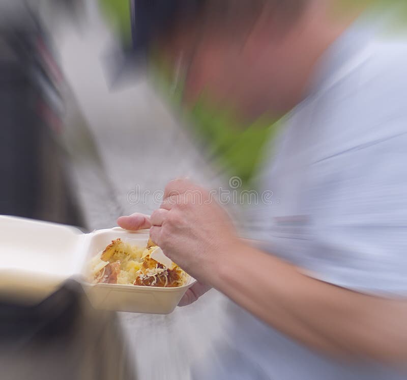 V na muž jesť rýchlo jedlo (bunda zemiakov) 