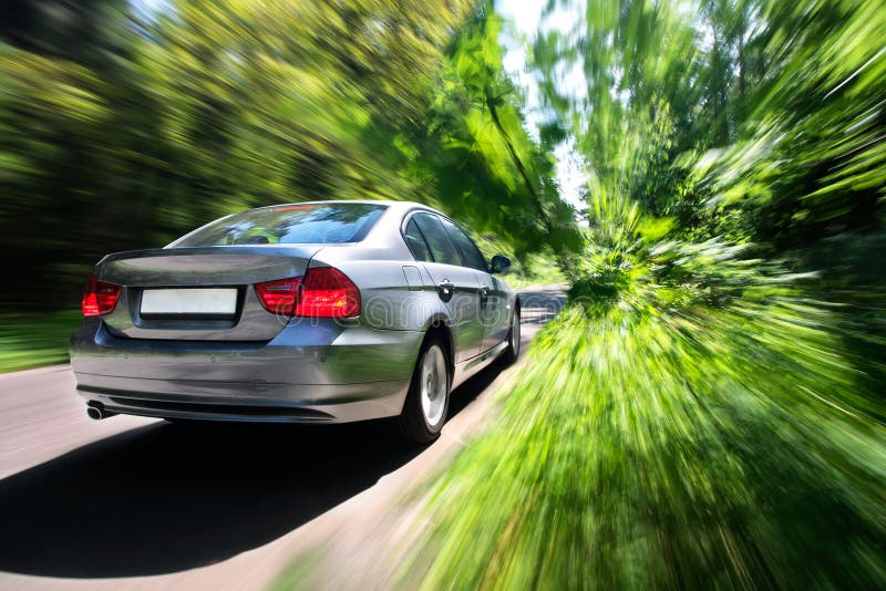 Rapido movimento di macchina sulla strada forestale