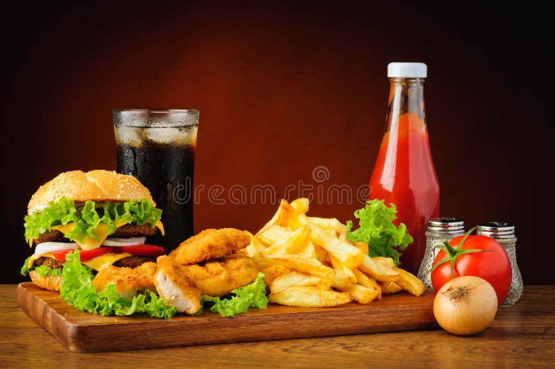 Fasta food menu z hamburgerem, kurczak bryłkami i francuzów dłoniakami