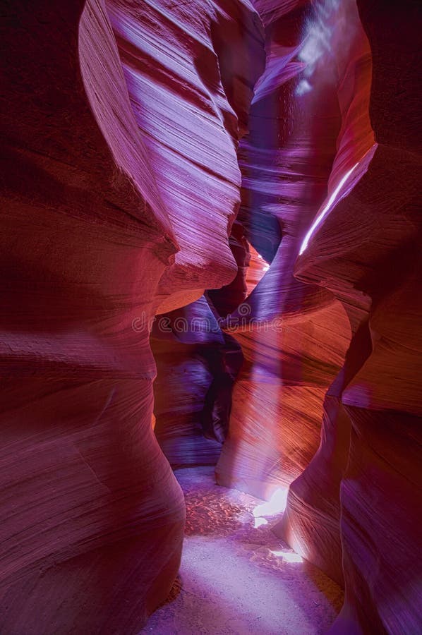 Faszinierender vertikaler Schuss des Antelope Canyon in Arizona stockbilder Faszinierender vertikaler Schuss des Antelope Canyon in Arizona stockbilder